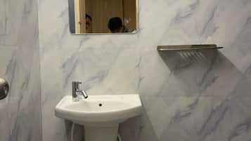 Deluxe Single Room | Bathroom | Shower, slippers