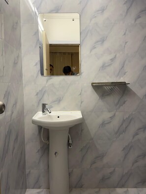 Deluxe Single Room | Bathroom | Shower, slippers - Restel Guest House (Guwahati)