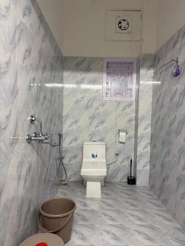 Shower, free toiletries, hair dryer, slippers - Restel Guest House (Guwahati)