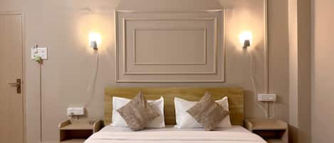 Laptopgeeigneter Arbeitsplatz, kostenloses WLAN, BettwÀsche