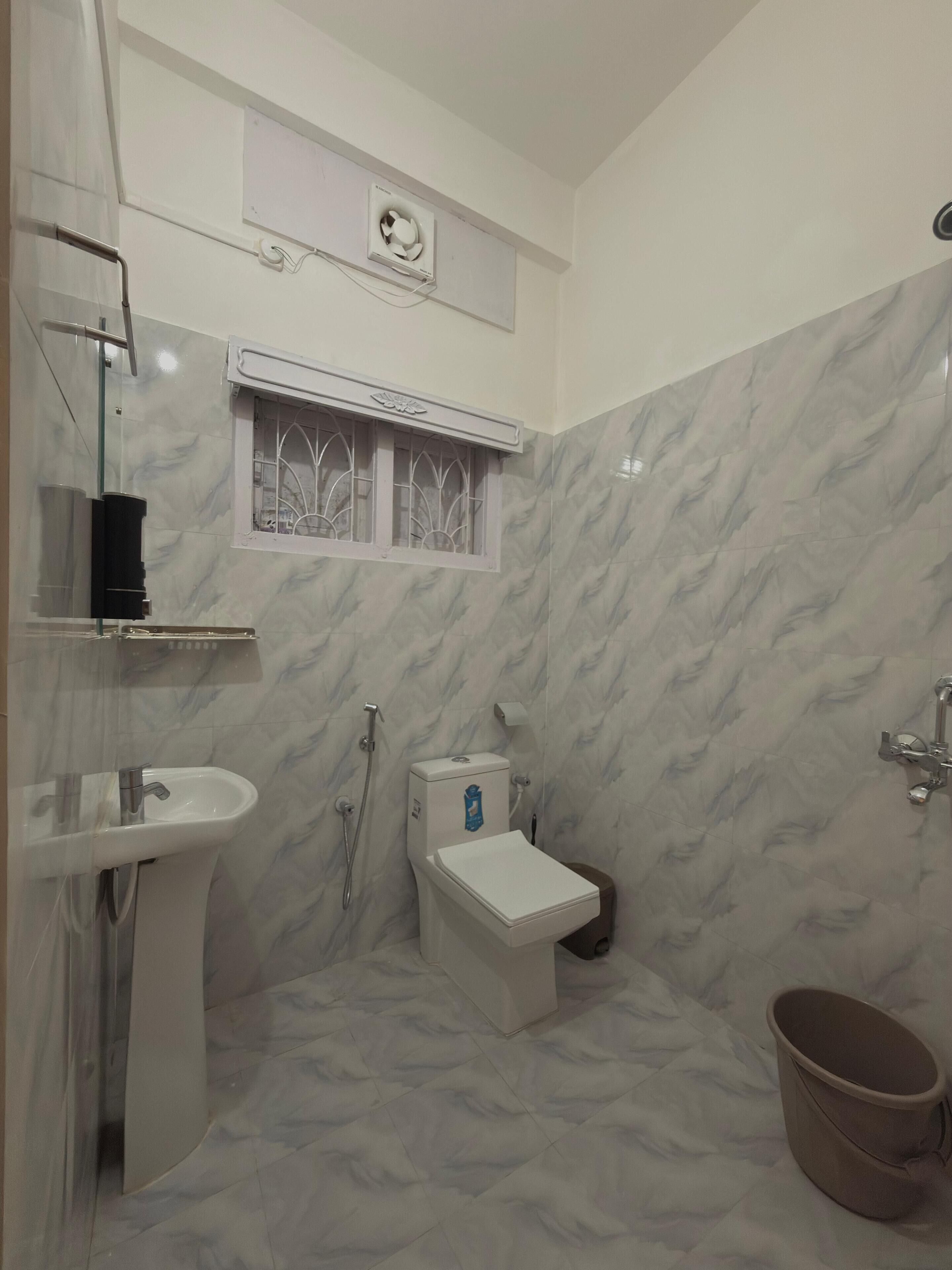 Ducha, artículos de tocador gratuitos, secador de pelo, pantuflas