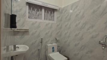 Standard Room | Bathroom | Shower, free toiletries, hair dryer, slippers