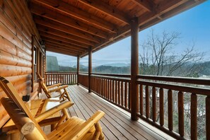 Terrace/patio - Incredible Family Cabin-Gamers Lounge & Theater Rm (Sevierville)