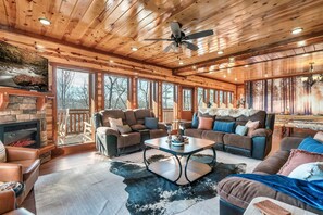 Smart TV, fireplace, video games - Incredible Family Cabin-Gamers Lounge & Theater Rm (Sevierville)