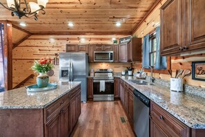 Fridge, microwave, oven, stovetop - Incredible Family Cabin-Gamers Lounge & Theater Rm (Sevierville)