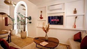 TV - Riad Alaya – 3 suites. Sidi Mimoun, Amazing Koutoubia view. Pool, A/C (Marrakesh)