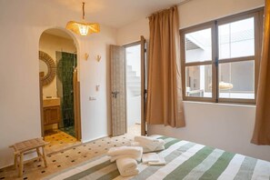 3 slaapkamers, een strijkplank/strijkijzer, gratis wifi, beddengoed