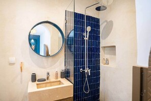 Douche, séchoir à cheveux, serviettes fournies, shampooing