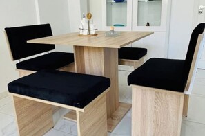 Dining - Begonia.   (skik)