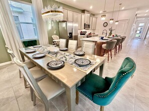 Dining - Minutes from theme parks, Stunning House for 14+ guests (Kissimmee)
