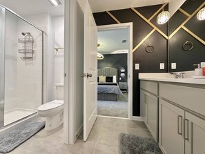 Shower, hair dryer, towels, soap - Minutes from theme parks, Stunning House for 14+ guests (Kissimmee)