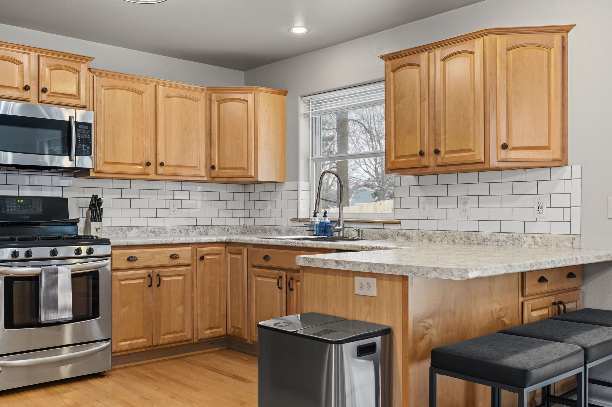 Jääkaappi, mikroaaltouuni, uuni, liesi