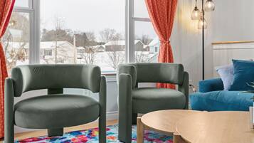 Smart-TV, Kamin, Tischfußball, Tischtennisplatte