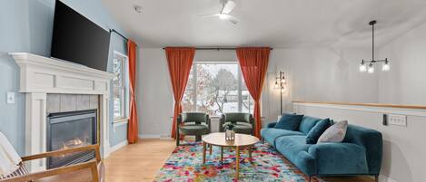 Téléviseur connecté, foyer, table de baby-foot, table de ping-pong