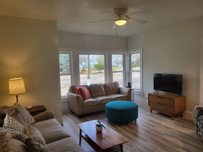 TV - Waterside Haven/Steps to Lake Michigan Beaches/Walk to Downtown and the River! (South Haven)