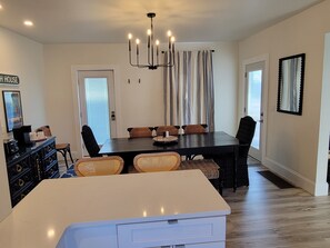 Dining - Waterside Haven/Steps to Lake Michigan Beaches/Walk to Downtown and the River! (South Haven)