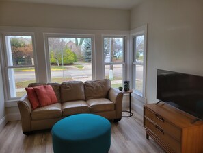 TV - Waterside Haven/Steps to Lake Michigan Beaches/Walk to Downtown and the River! (South Haven)