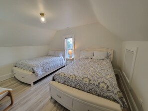 Iron/ironing board, Internet, bed sheets - Waterside Haven/Steps to Lake Michigan Beaches/Walk to Downtown and the River! (South Haven)