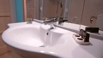 Dusche, Haartrockner, Handtücher