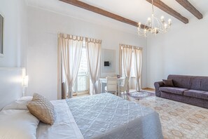 Tabla de planchar con plancha, wifi y ropa de cama 