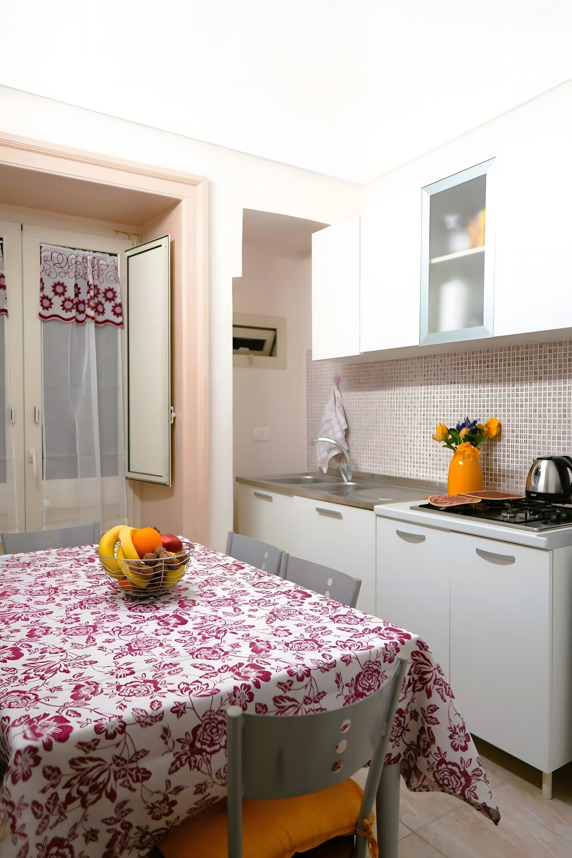 Frigorifero, forno, piano cottura, macchina per tè/caffè