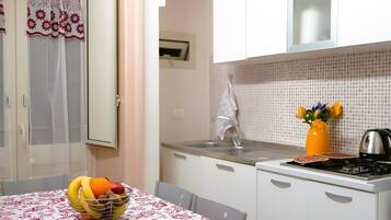 Frigorifero, forno, piano cottura, macchina per tè/caffè