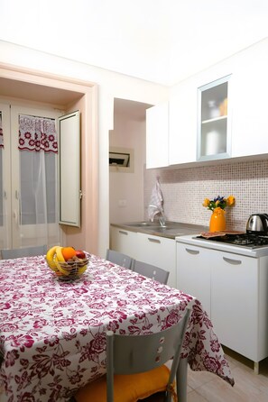 Frigorifero, forno, piano cottura, macchina per tè/caffè