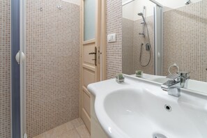 Shower, hair dryer, towels - Principe Umberto Apartment with Private Terrace, Local Products & Wi-Fi (Avola)