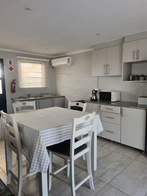 Dining - 2-bedroom apartment in marvelous Bluff with refreshing AC (Bluff)