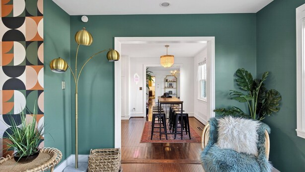 A dining area with a wooden table and chairs, a chandelier, and a view into another room. - Historic Franklin Retreat Game Room Covered Patio Easy Downtown Access The Carolyn House by Avantstay (Franklin)
