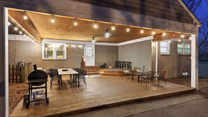An outdoor patio with a wooden deck, a barbecue grill, and outdoor seating. - Historic Franklin Retreat Game Room Covered Patio Easy Downtown Access The Carolyn House by Avantstay (Franklin)