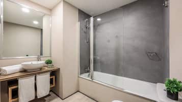 Habitación cuádruple económica | Baño | Toallas, jabón, champú y papel higiénico