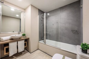 Chambre Quadruple Économique | Salle de bain | Serviettes fournies, savon, shampoing, papier toilette