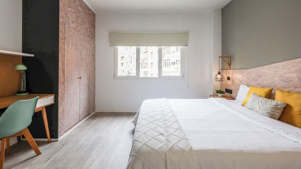 A bedroom with a bed, a desk, and a window. - Amazinn Madrid Atocha (Madrid)