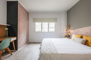 Desk, laptop workspace, free WiFi - Amazinn Madrid Atocha (Madrid)