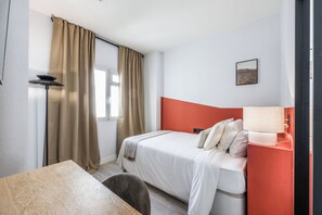 Comfort-Einzelzimmer, Badewanne | Schreibtisch, laptopgeeigneter Arbeitsplatz, kostenloses WLAN