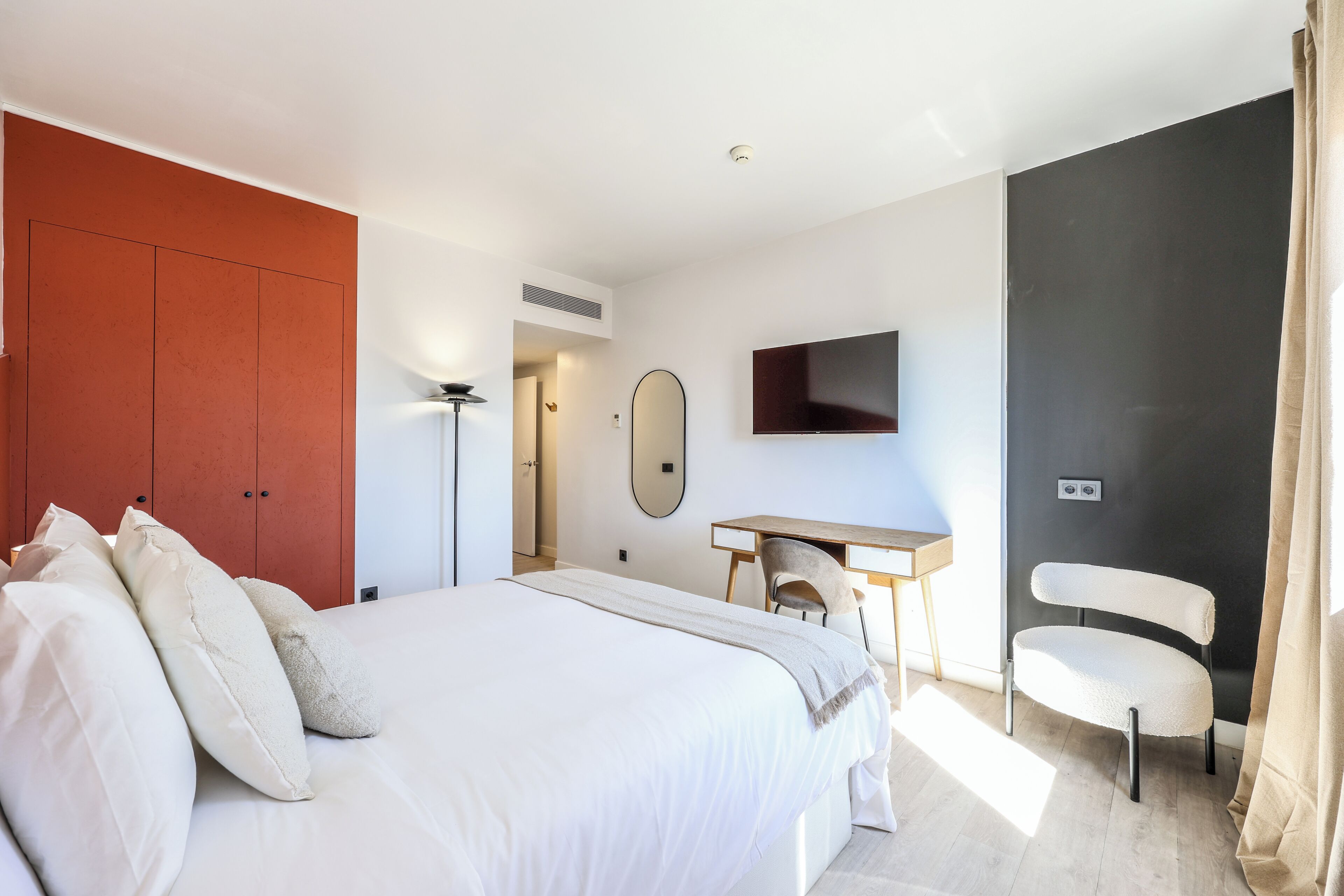 Bureau, espace de travail pour ordinateur portable, Wi-Fi gratuit