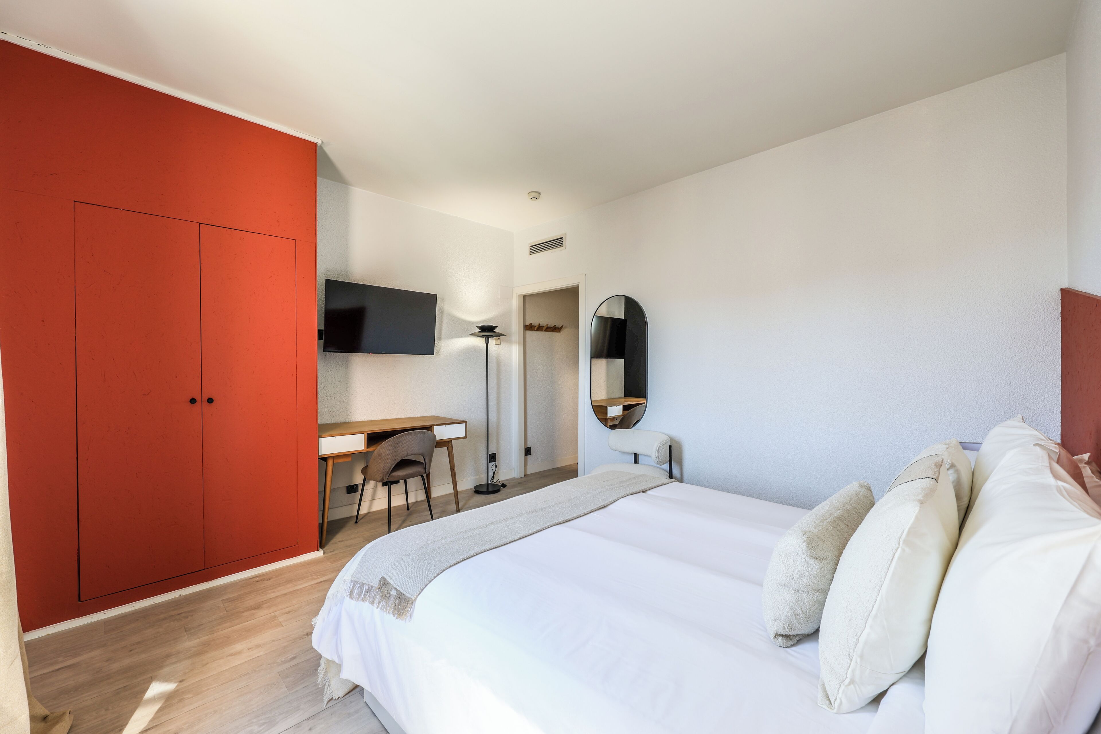 Business dubbelrum - utsikt mot staden | Skrivbord, arbetsyta för laptop och gratis wi-fi