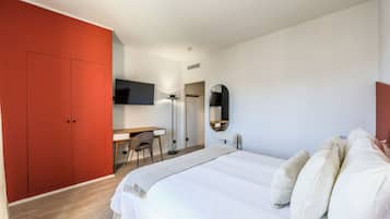 Business dubbelrum - utsikt mot staden | Skrivbord, arbetsyta för laptop och gratis wi-fi