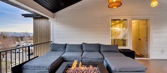 ~The Still Nest~ A Restorative Retreat ~ Sauna, Cold plunge, Red light, Hot tub