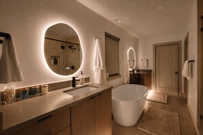 Shower, hair dryer, bidet, towels - ~The Still Nest~ A Restorative Retreat ~ Sauna, Cold plunge, Red light, Hot tub (Eden)