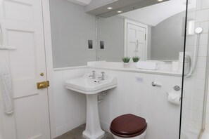 Hair dryer, towels - NEW to VRBO: Historic Lighthouse Cottage with Ocean Views & Aga (Sumburgh)