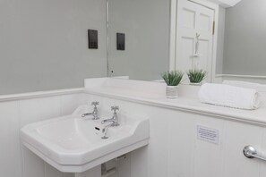 Hair dryer, towels - NEW to VRBO: Historic Lighthouse Cottage with Ocean Views & Aga (Sumburgh)
