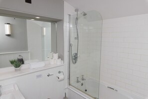 Hair dryer, towels - NEW to VRBO: Historic Lighthouse Cottage with Ocean Views & Aga (Sumburgh)