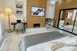 Een strijkplank/strijkijzer, wifi, beddengoed