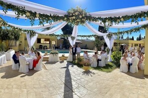 Zona a l'aire lliure per a la celebració de banquets