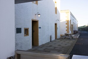 Outdoor dining - NEW to VRBO: Iconic Lighthouse Apartment on Wild Coast (Sumburgh)