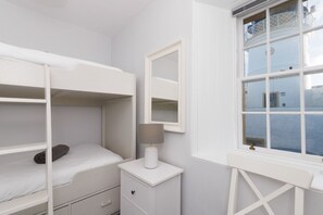 アイロン / アイロン台、WiFi (無料)、ベッドシーツ