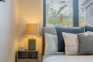 4 bedrooms, WiFi, bed sheets - 4BR Canmore Condo w/ Pool, Hot Tub & Gym Access (Canmore)