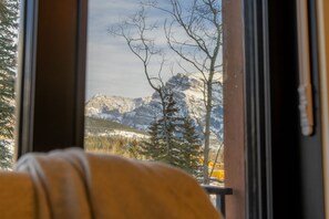 Interior - 4BR Canmore Condo w/ Pool, Hot Tub & Gym Access (Canmore)